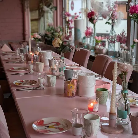 Pink Lela Hotel 2*