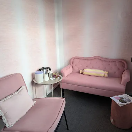 Pink Lela 酒店