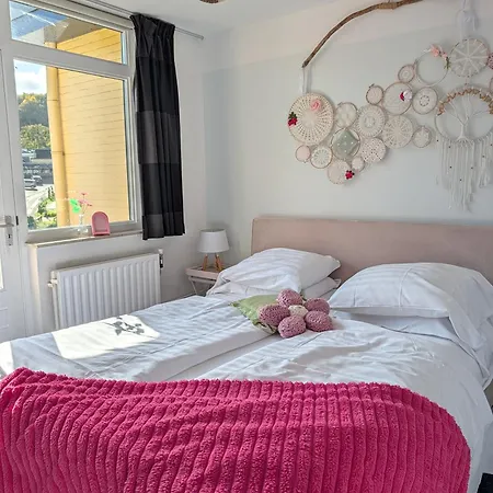 Pink Lela Hotel 2*