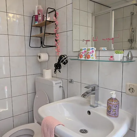 Ξενοδοχείο Pink Lela 2*